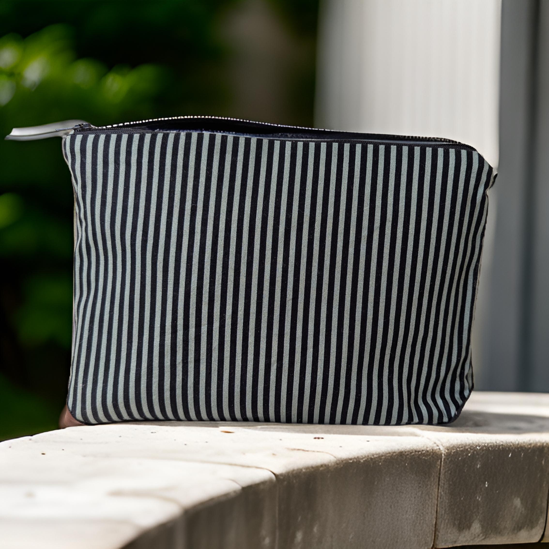 Pochette zippée rayée noire et verte Les Mimines d'Amélie